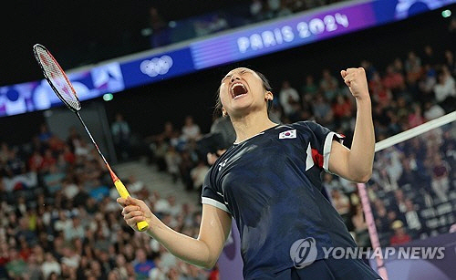 4일(현지시간) 프랑스 파리 포르트드라샤펠 아레나에서 열린 2024 파리올림픽 배드민턴 여자 단식 4강전에서 한국 안세영이 인도네시아 그레고리아 마리스카 툰중을 상대로 승리하며 결승 진출을 확정 지은 뒤 환호하고 있다.  [파리=연합뉴스]